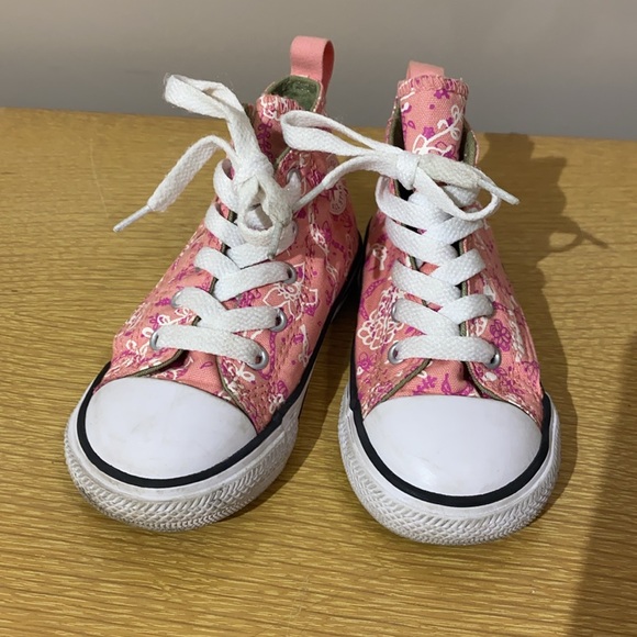 Kids floral pink Chuck Taylor, Velcro sides, size 8 - Picture 5 of 8
